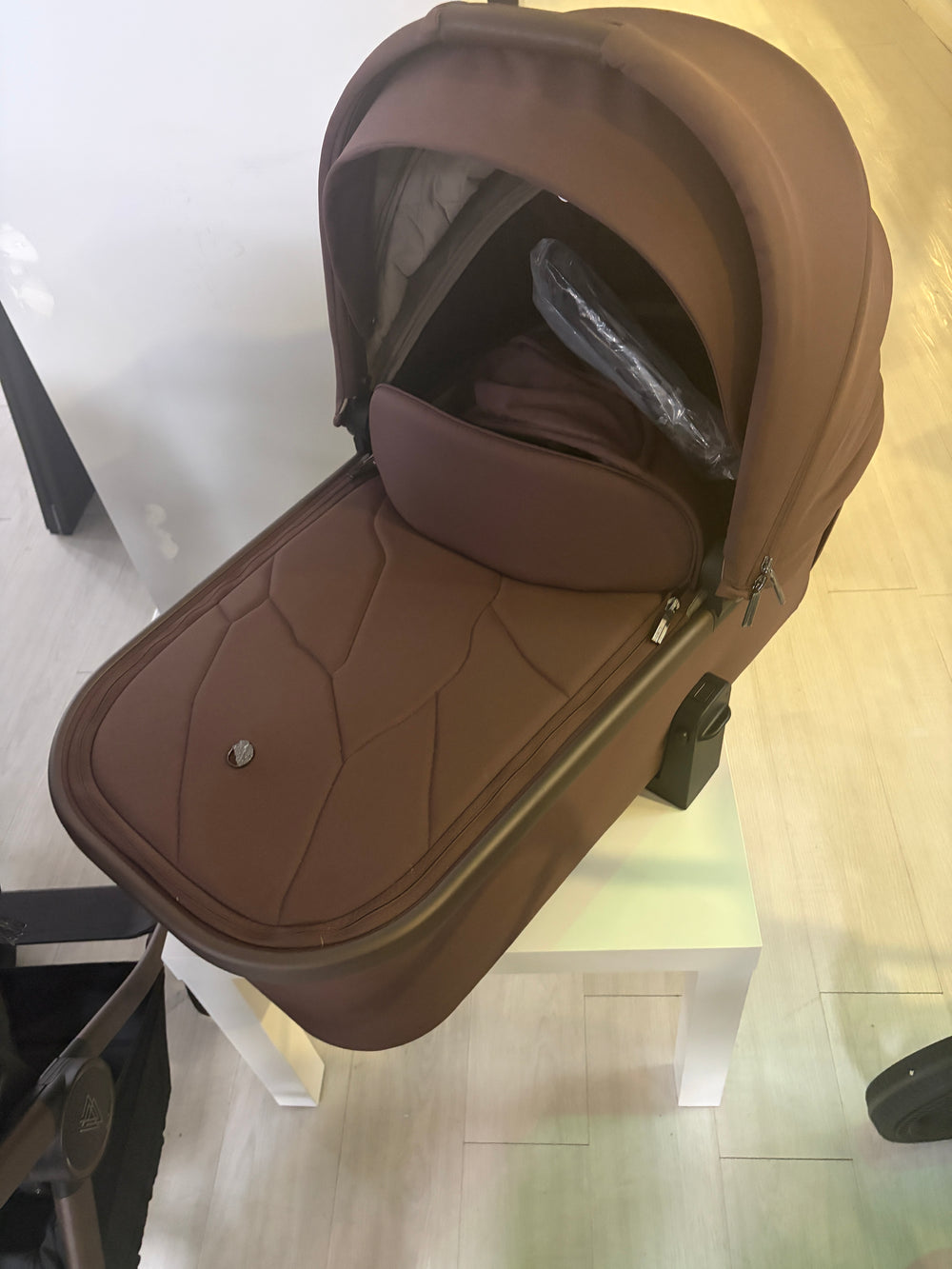 Burgundy 2-in-1 pram with carrycot and seat, adjustable canopy and wheels